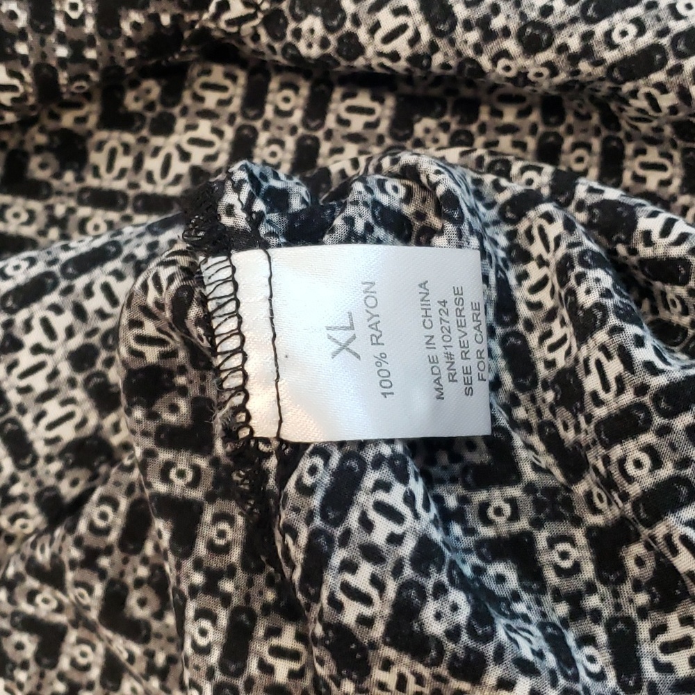 3/$12 Blouse Tunic V Neck Button Down Black Grey White XL-runs small - Picture 13 of 13